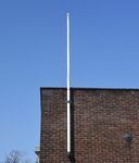 Uiteraard heeft het pand een vlaggestok, hier simpel van uitvoering.
              <br/>
              Richard Keijzer, 2016-03-12